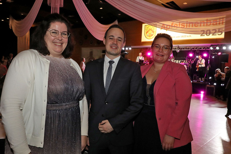 Apfelsinenball: So glamourös feierte das USK das gesellschaftliche Glanzlicht in Gifhorns Stadthalle – KURT zeigt die schönsten Bilder