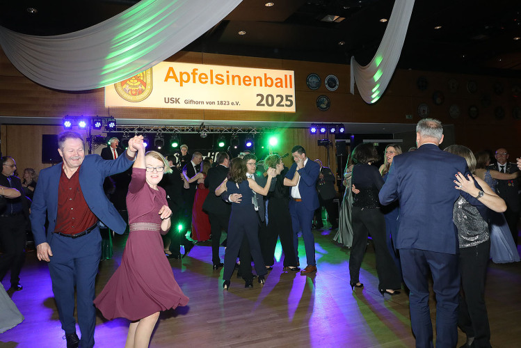 Apfelsinenball: So glamourös feierte das USK das gesellschaftliche Glanzlicht in Gifhorns Stadthalle – KURT zeigt die schönsten Bilder