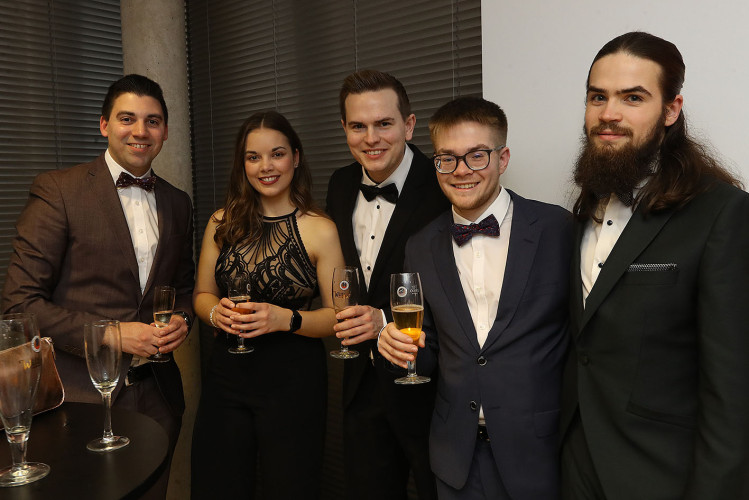 Apfelsinenball: So glamourös feierte das USK das gesellschaftliche Glanzlicht in Gifhorns Stadthalle – KURT zeigt die schönsten Bilder