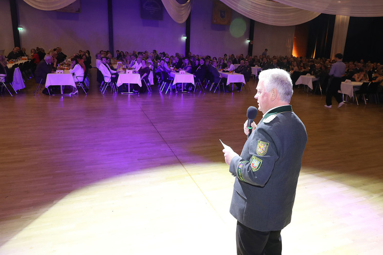 Apfelsinenball: So glamourös feierte das USK das gesellschaftliche Glanzlicht in Gifhorns Stadthalle – KURT zeigt die schönsten Bilder