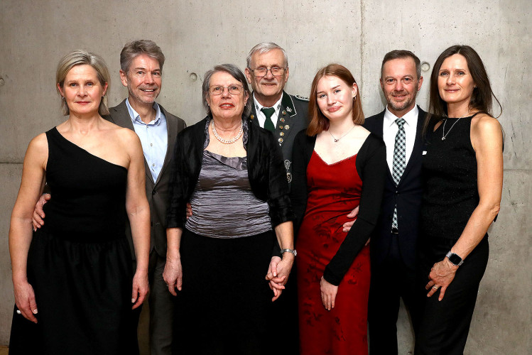 Apfelsinenball: So glamourös feierte das USK das gesellschaftliche Glanzlicht in Gifhorns Stadthalle – KURT zeigt die schönsten Bilder