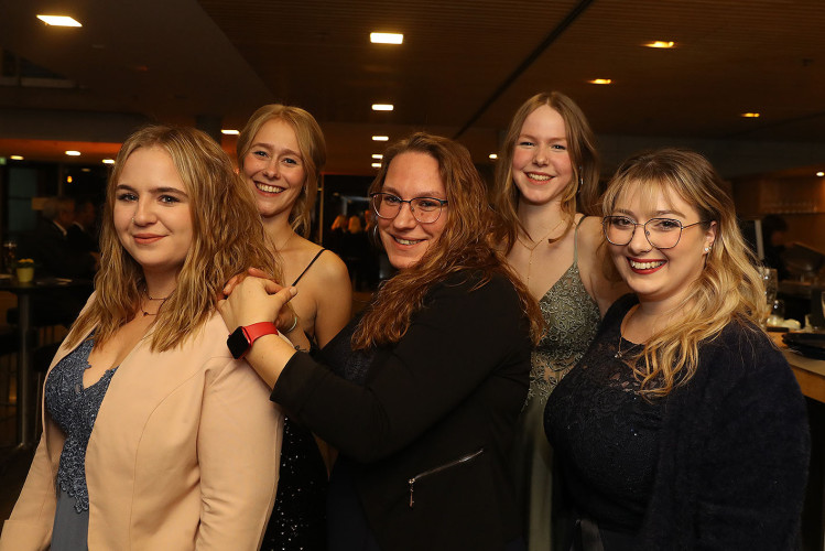 Apfelsinenball: So glamourös feierte das USK das gesellschaftliche Glanzlicht in Gifhorns Stadthalle – KURT zeigt die schönsten Bilder