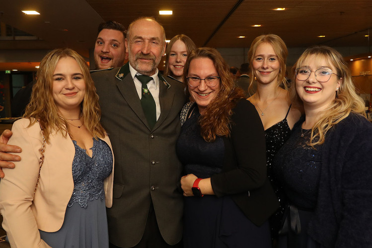 Apfelsinenball: So glamourös feierte das USK das gesellschaftliche Glanzlicht in Gifhorns Stadthalle – KURT zeigt die schönsten Bilder