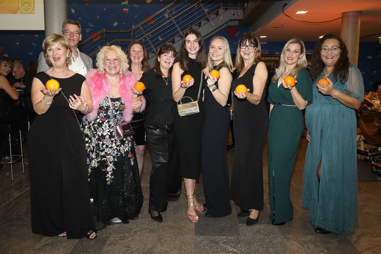 Apfelsinenball: So glamourös feierte das USK das gesellschaftliche Glanzlicht in Gifhorns Stadthalle – KURT zeigt die schönsten Bilder