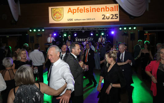 Apfelsinenball: So glamourös feierte das USK das gesellschaftliche Glanzlicht in Gifhorns Stadthalle – KURT zeigt die schönsten Bilder