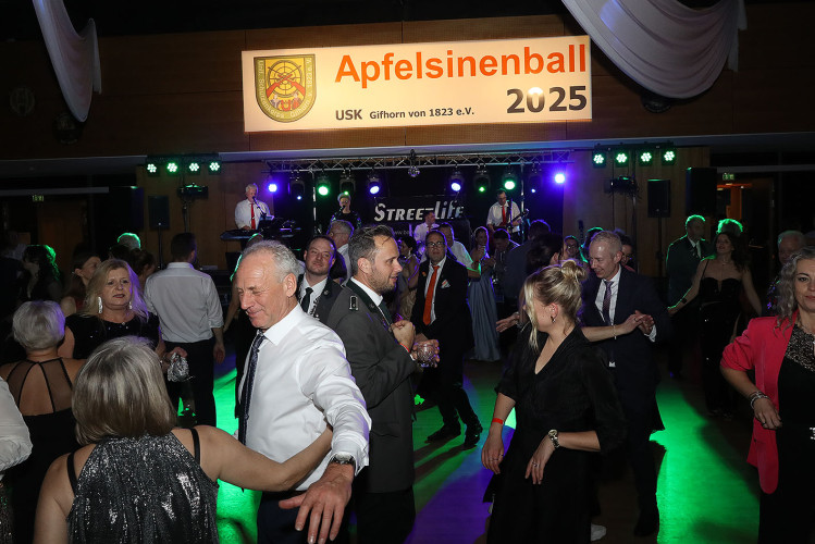 Apfelsinenball: So glamourös feierte das USK das gesellschaftliche Glanzlicht in Gifhorns Stadthalle – KURT zeigt die schönsten Bilder