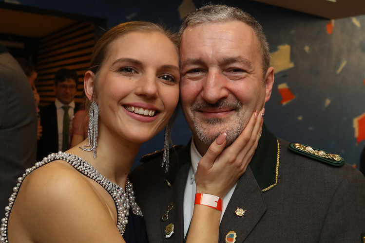 Apfelsinenball: So glamourös feierte das USK das gesellschaftliche Glanzlicht in Gifhorns Stadthalle – KURT zeigt die schönsten Bilder