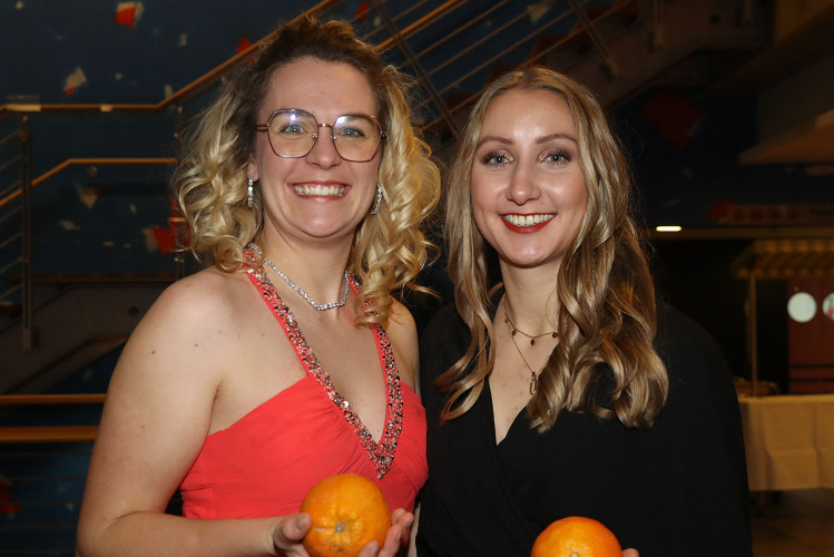 Apfelsinenball: So glamourös feierte das USK das gesellschaftliche Glanzlicht in Gifhorns Stadthalle – KURT zeigt die schönsten Bilder