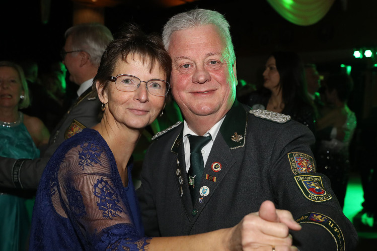 Apfelsinenball: So glamourös feierte das USK das gesellschaftliche Glanzlicht in Gifhorns Stadthalle – KURT zeigt die schönsten Bilder