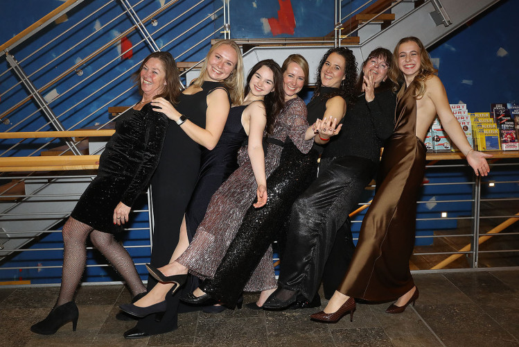 Apfelsinenball: So glamourös feierte das USK das gesellschaftliche Glanzlicht in Gifhorns Stadthalle – KURT zeigt die schönsten Bilder