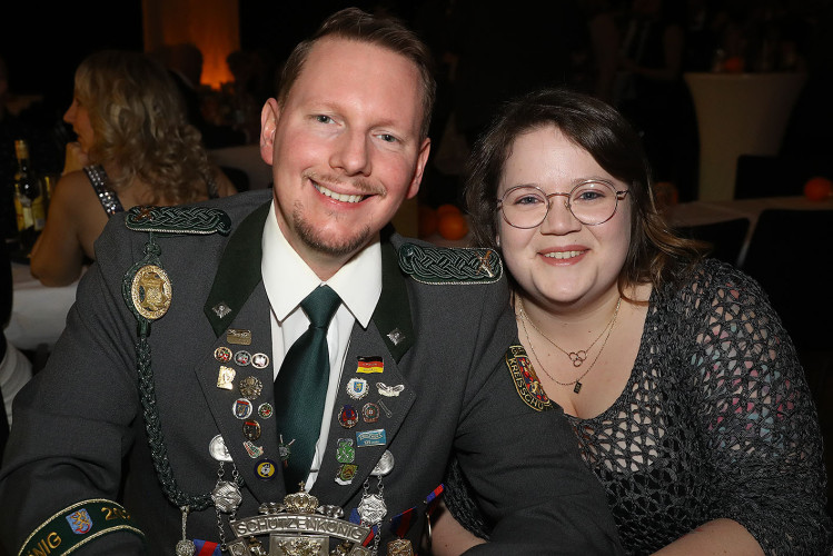 Apfelsinenball: So glamourös feierte das USK das gesellschaftliche Glanzlicht in Gifhorns Stadthalle – KURT zeigt die schönsten Bilder