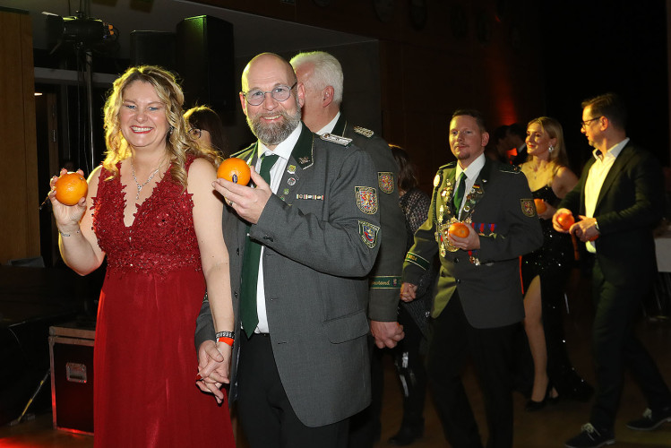 Apfelsinenball: So glamourös feierte das USK das gesellschaftliche Glanzlicht in Gifhorns Stadthalle – KURT zeigt die schönsten Bilder