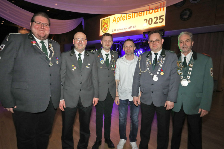 Apfelsinenball: So glamourös feierte das USK das gesellschaftliche Glanzlicht in Gifhorns Stadthalle – KURT zeigt die schönsten Bilder