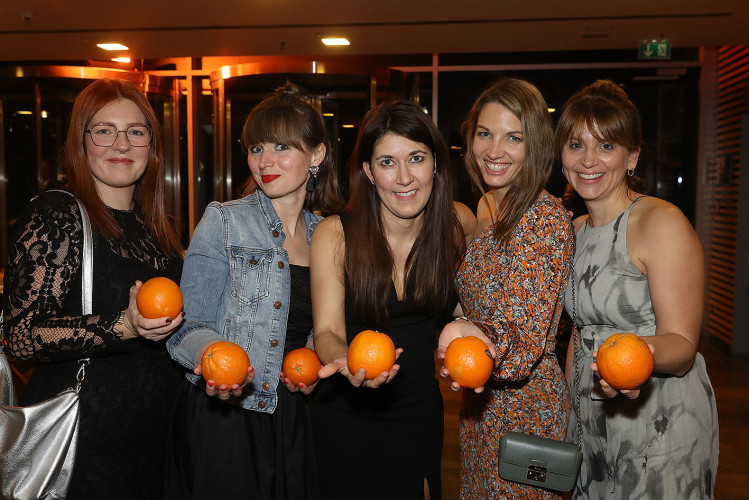 Apfelsinenball: So glamourös feierte das USK das gesellschaftliche Glanzlicht in Gifhorns Stadthalle – KURT zeigt die schönsten Bilder