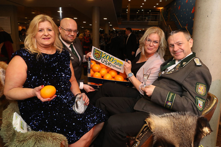 Apfelsinenball: So glamourös feierte das USK das gesellschaftliche Glanzlicht in Gifhorns Stadthalle – KURT zeigt die schönsten Bilder