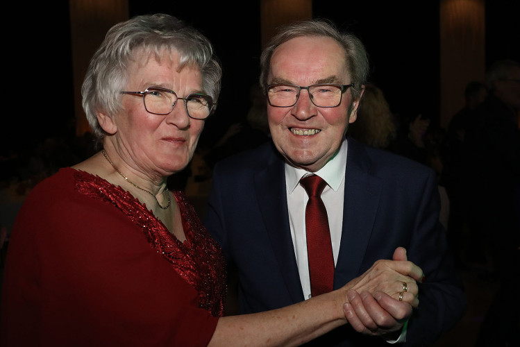 Apfelsinenball: So glamourös feierte das USK das gesellschaftliche Glanzlicht in Gifhorns Stadthalle – KURT zeigt die schönsten Bilder