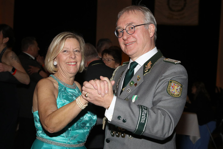 Apfelsinenball: So glamourös feierte das USK das gesellschaftliche Glanzlicht in Gifhorns Stadthalle – KURT zeigt die schönsten Bilder