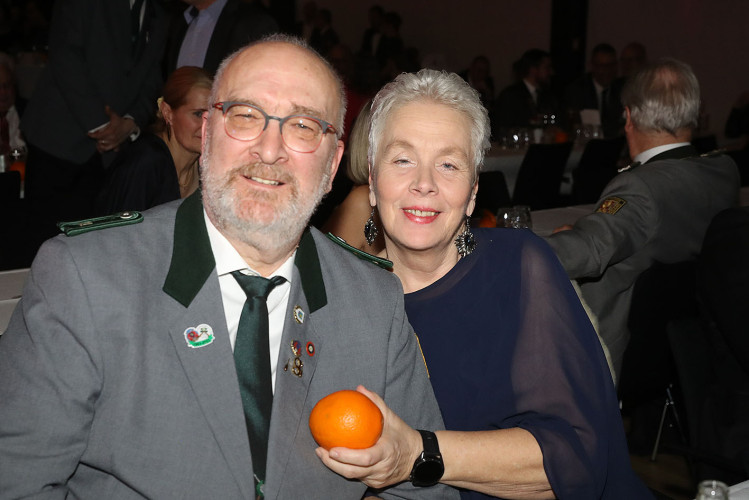 Apfelsinenball: So glamourös feierte das USK das gesellschaftliche Glanzlicht in Gifhorns Stadthalle – KURT zeigt die schönsten Bilder