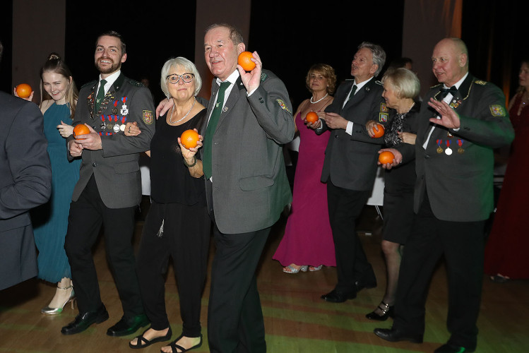 Apfelsinenball: So glamourös feierte das USK das gesellschaftliche Glanzlicht in Gifhorns Stadthalle – KURT zeigt die schönsten Bilder