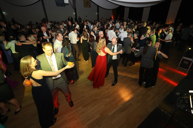 Apfelsinenball: So glamourös feierte das USK das gesellschaftliche Glanzlicht in Gifhorns Stadthalle – KURT zeigt die schönsten Bilder