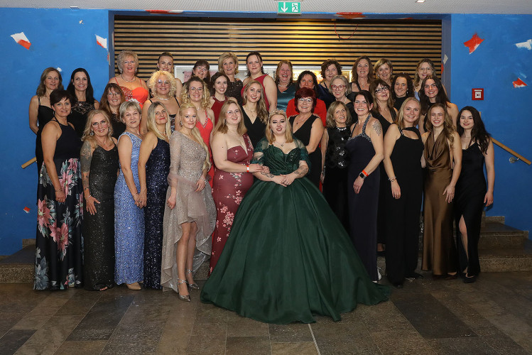 Apfelsinenball: So glamourös feierte das USK das gesellschaftliche Glanzlicht in Gifhorns Stadthalle – KURT zeigt die schönsten Bilder