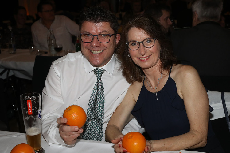 Apfelsinenball: So glamourös feierte das USK das gesellschaftliche Glanzlicht in Gifhorns Stadthalle – KURT zeigt die schönsten Bilder