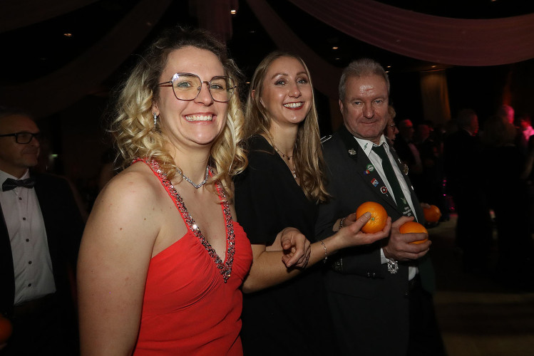 Apfelsinenball: So glamourös feierte das USK das gesellschaftliche Glanzlicht in Gifhorns Stadthalle – KURT zeigt die schönsten Bilder