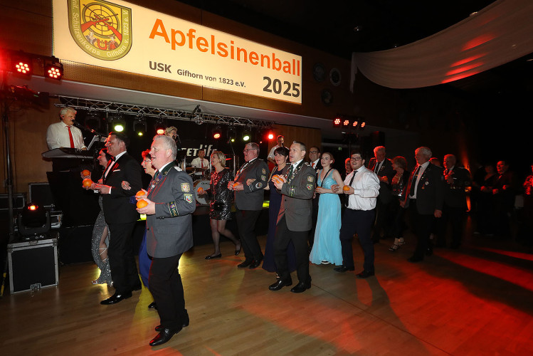 Apfelsinenball: So glamourös feierte das USK das gesellschaftliche Glanzlicht in Gifhorns Stadthalle – KURT zeigt die schönsten Bilder