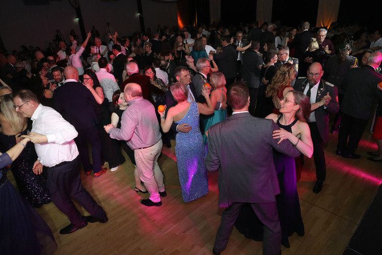 Apfelsinenball: So glamourös feierte das USK das gesellschaftliche Glanzlicht in Gifhorns Stadthalle – KURT zeigt die schönsten Bilder