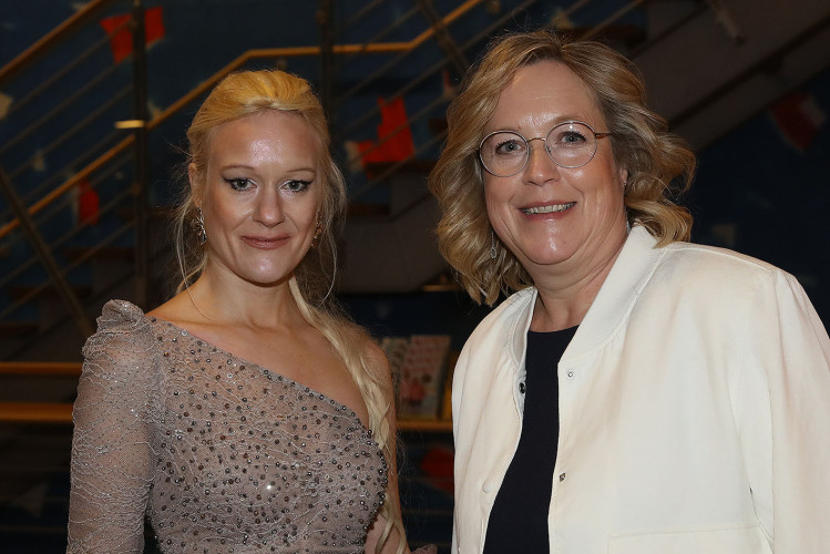 Apfelsinenball: So glamourös feierte das USK das gesellschaftliche Glanzlicht in Gifhorns Stadthalle – KURT zeigt die schönsten Bilder