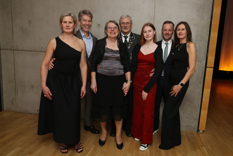 Apfelsinenball: So glamourös feierte das USK das gesellschaftliche Glanzlicht in Gifhorns Stadthalle – KURT zeigt die schönsten Bilder