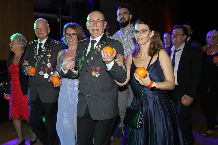 Apfelsinenball: So glamourös feierte das USK das gesellschaftliche Glanzlicht in Gifhorns Stadthalle – KURT zeigt die schönsten Bilder