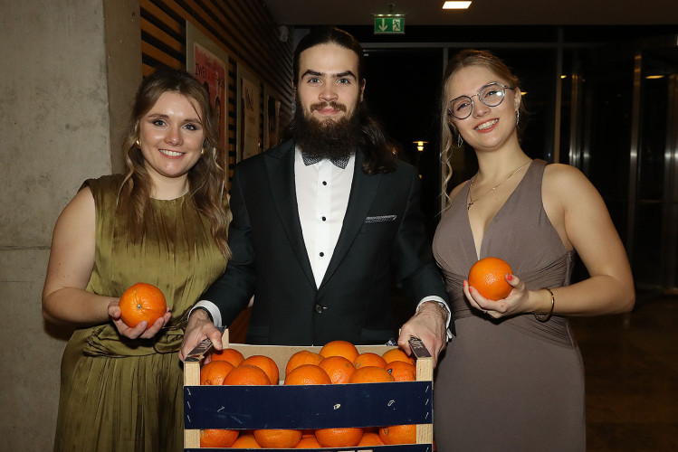 Apfelsinenball: So glamourös feierte das USK das gesellschaftliche Glanzlicht in Gifhorns Stadthalle – KURT zeigt die schönsten Bilder