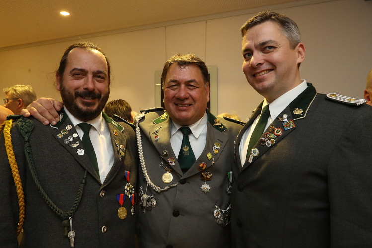 Apfelsinenball: So glamourös feierte das USK das gesellschaftliche Glanzlicht in Gifhorns Stadthalle – KURT zeigt die schönsten Bilder