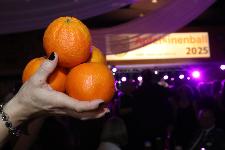 Apfelsinenball: So glamourös feierte das USK das gesellschaftliche Glanzlicht in Gifhorns Stadthalle – KURT zeigt die schönsten Bilder