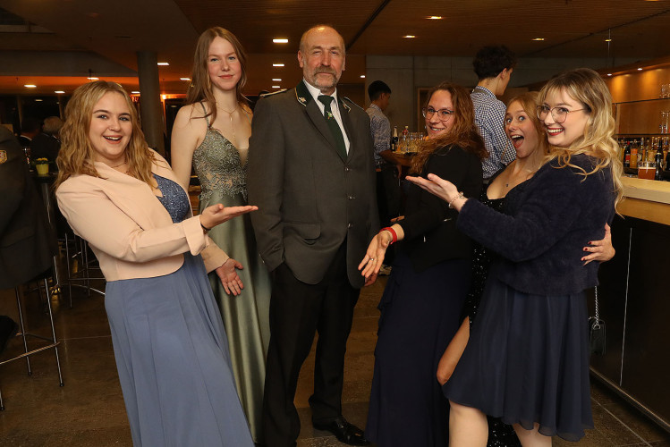 Apfelsinenball: So glamourös feierte das USK das gesellschaftliche Glanzlicht in Gifhorns Stadthalle – KURT zeigt die schönsten Bilder