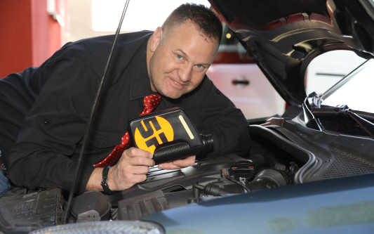 Ärmel hoch – das KFZ muss zum Auto-Doc: Seit 25 Jahren sorgt Stefan Pingel dafür, dass Gifhorns Autos sicher fahren