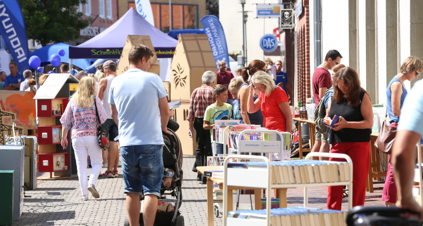 Auf der Suche nach Kellerschätzen: Beim Medienflohmarkt auf Gifhorns Altstadtfest gibt's jede Menge zu entdecken