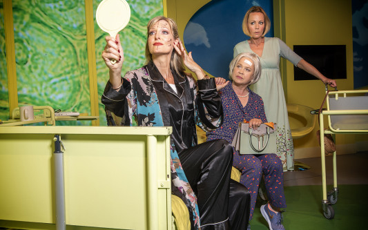 Auf die kleinen Freuden kommt es an: Sonntags-Abo mit Opernband, zwei neuen Ohnsorg-Komödien und vielem mehr