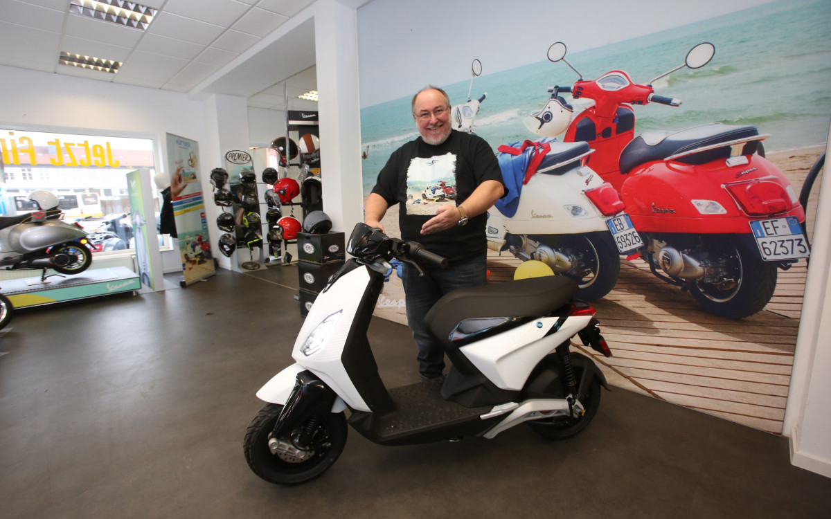 Auf eine Probefahrt mit dem Elektroroller - Thomas Lüdde lebt die Leidenschaft für die Vespa im Piaggio-Center Küttner