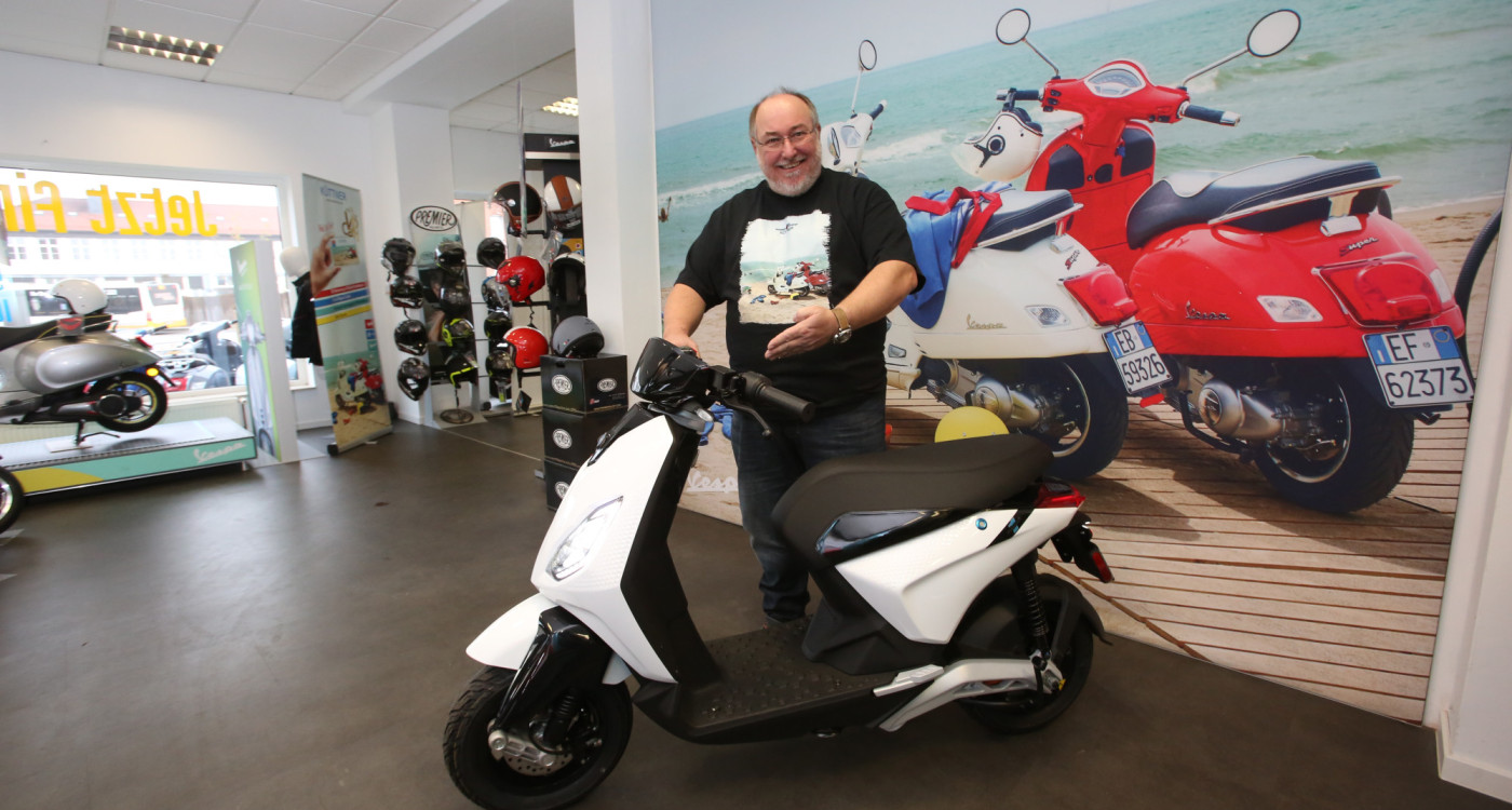 Auf eine Probefahrt mit dem Elektroroller - Thomas Lüdde lebt die Leidenschaft für die Vespa im Piaggio-Center Küttner