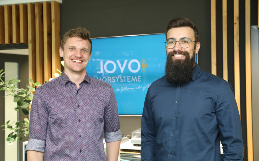 Auf einen Blick wird fast alles erklärt: Die Website von JOVO Hörsysteme aus Gifhorn ist informativ und übersichtlich