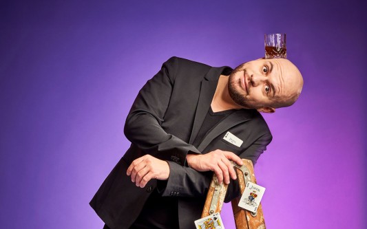 Auf Einladung der Kulturschmiede Sassenburg: Magie trifft Comedy mit Entertainer Luke Dimon in Triangel