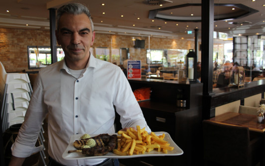 Auf jedem Teller eine riesige Portion - La Caféteria in Gifhorn: Toni Brachos und sein Team setzen auf persönlichen Umgang