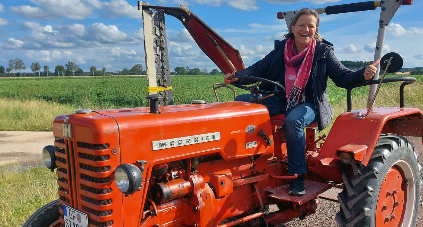 Auf Landpartie mit Deutz, Hanomag und Co: Bei 20 Pferdestärken und einem Oldtimer-Traktor die Südheide Gifhorn erkunden