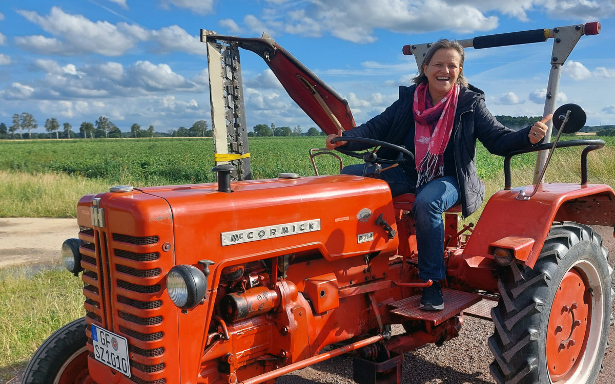 Auf Landpartie mit Deutz, Hanomag und Co: Bei 20 Pferdestärken und einem Oldtimer-Traktor die Südheide Gifhorn erkunden