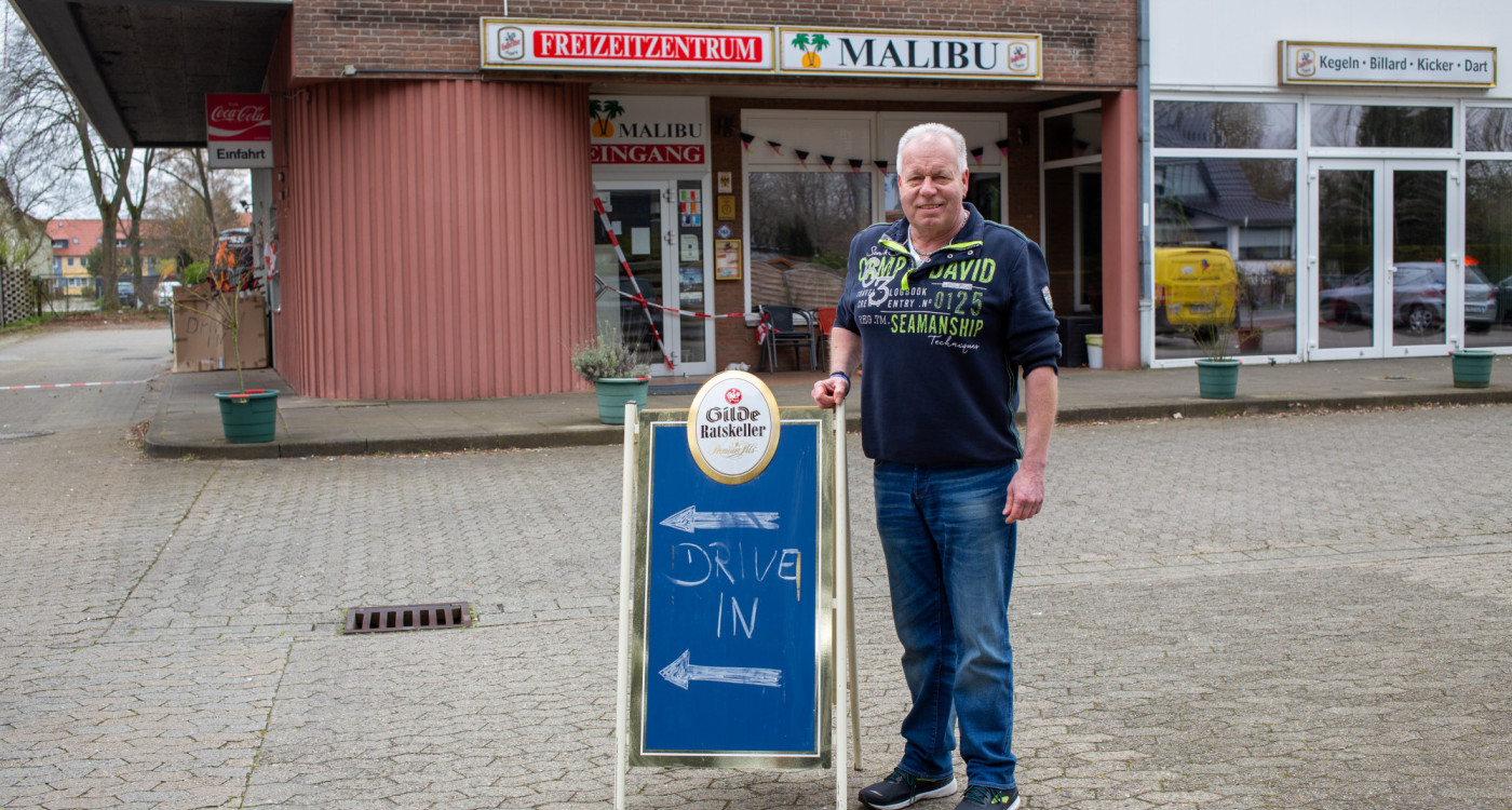 Aus der Cocktailbar des Freizeitzentrums Malibu wird ein Drive-In-Schalter für leckeres Essen