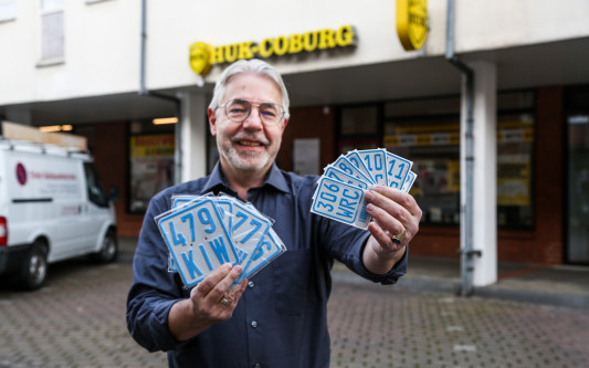 Aus schwarz mach blau: Dieses Schild schützt - Holger Dittombee informiert über den Versicherungsschutz bei Kleinkrafträdern