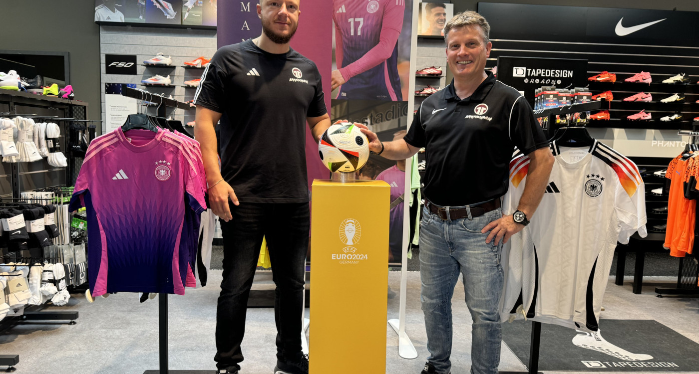 Ausgestattet von Fußballschuh bis Trikotsatz: Fachmann Matthias Kleinschmidt leitet den 11Teamsports-Store Braunschweig