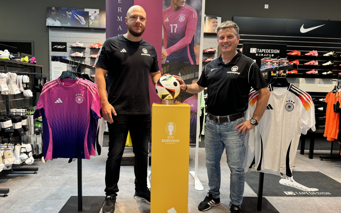 Ausgestattet von Fußballschuh bis Trikotsatz: Fachmann Matthias Kleinschmidt leitet den 11Teamsports-Store Braunschweig